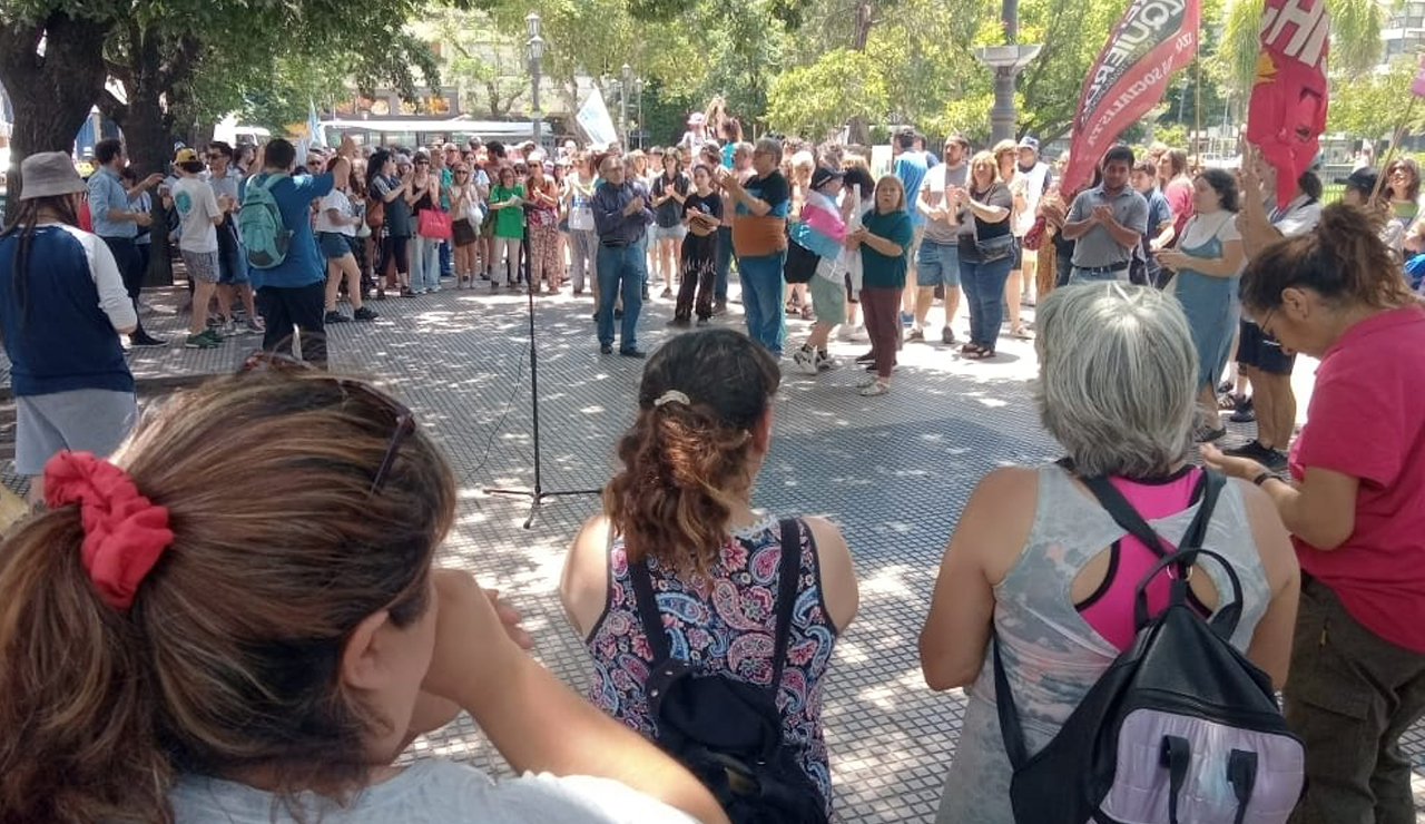 Organizaciones locales se movilizaron en rechazo al DNU de Milei ...