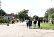 La UNRC entregó repelentes de elaboración propia a vecinos de la avenida Argentina